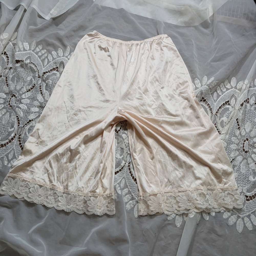 Vintage Bloomers Lorraine Peach Nylon Lace Trim Culottes Tall Medium USA Made